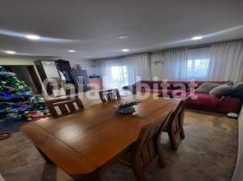 Casa (unifamiliar aislada), 220 m², cerca de bus y tren, seminuevo