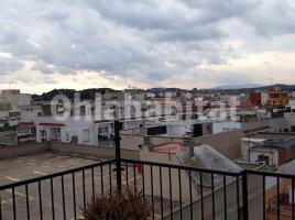 Àtic, 82 m², prop de bus i tren