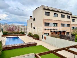 Casa (unifamiliar aislada), 335 m², cerca de bus y tren, seminuevo