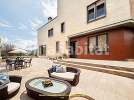 Casa (unifamiliar aislada), 335 m², cerca de bus y tren, seminuevo
