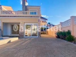Unifamiliar adosada, 163 m², cerca de bus y tren, seminuevo