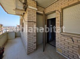 Pis, 184 m², près de bus et de train