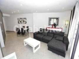 Flat, 136 m², near bus and train, almost new