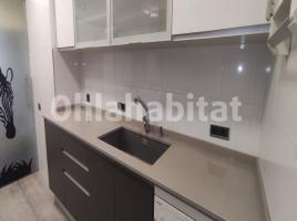 For rent flat, 230 m², near bus and train