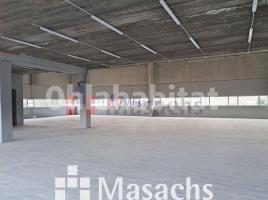 Louer , 2500 m², Zona