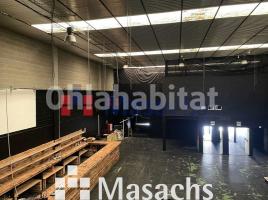 Louer , 544 m², Zona
