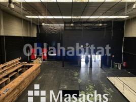 Louer , 544 m², Zona