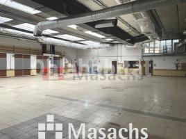 Louer , 2000 m², Zona