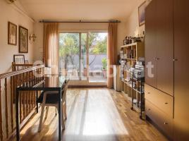 Casa (unifamiliar aislada), 210 m², cerca de bus y tren, seminuevo