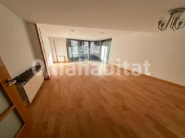 Louer pis, 99 m², près de bus et de train, presque neuf