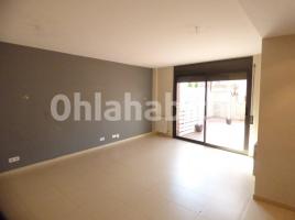Flat, 100 m², near bus and train, almost new