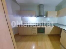 Piso, 97 m², cerca de bus y tren, seminuevo
