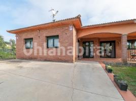Casa (unifamiliar aislada), 245 m², cerca de bus y tren, seminuevo