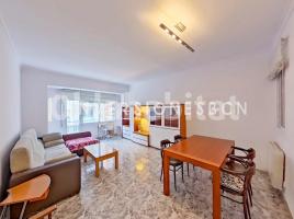 For rent flat, 90 m², near bus and train