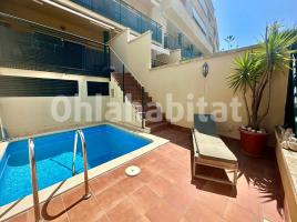 Flat, 159 m², near bus and train, almost new