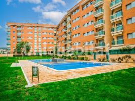 Flat, 80 m², near bus and train, almost new