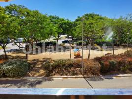 Flat, 80 m², near bus and train, almost new