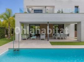  (unifamiliar aïllada), 219 m², près de bus et de train, presque neuf
