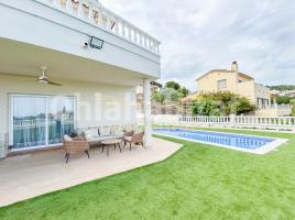 Casa (unifamiliar aislada), 245 m², cerca de bus y tren, seminuevo