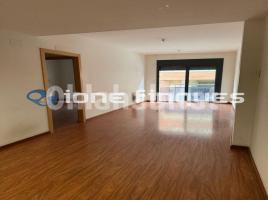 Louer pis, 84 m², près de bus et de train, presque neuf