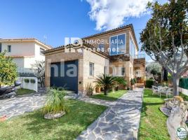 Casa (unifamiliar adossada), 244 m², Zona
