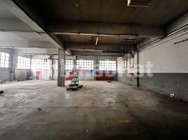 Louer , 770 m², Zona
