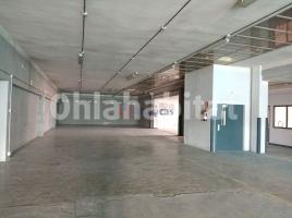 Louer , 1800 m², Zona