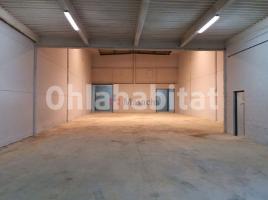 Louer , 562 m², Zona