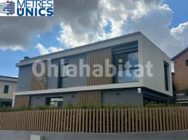 Houses (detached house), 230 m², almost new, Calle de la Garrotxa