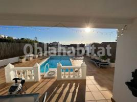 Houses (villa / tower), 210 m², near bus and train, almost new