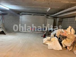 Louer , 823 m², Zona