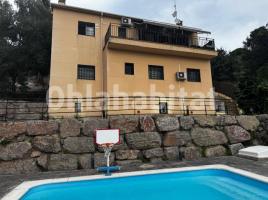 Houses (villa / tower), 250 m², almost new