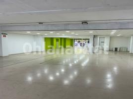 Local comercial, 195 m², cerca de bus y tren, seminuevo