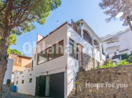 Houses (villa / tower), 235 m², Calle de Diego Velázquez, 5