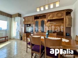 Flat, 100 m², near bus and train