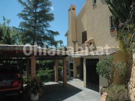 Houses (villa / tower), 400 m², Calle Viena