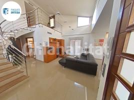 Casa (unifamiliar adossada), 270 m², prop de bus i tren, seminou