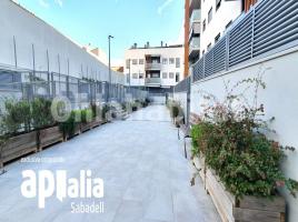 Flat, 67 m², near bus and train, almost new