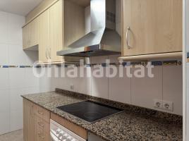 Flat, 91 m², near bus and train, almost new