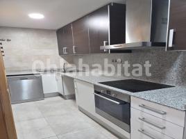 Louer pis, 74 m², près de bus et de train, presque neuf