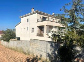 Houses (villa / tower), 370 m², Calle de les Oliveres